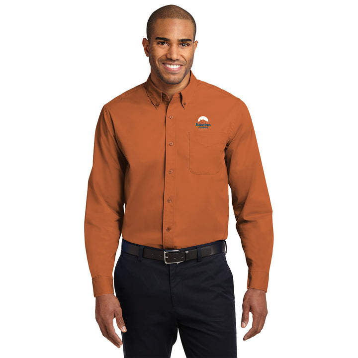 Chemise à manches longues faciles de soins masculins - studios de banlieue