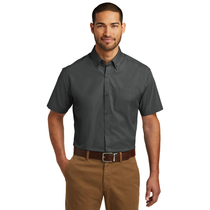 Camisa de Popelina Carefree de Manga Corta para Hombre - Rodeway Inn