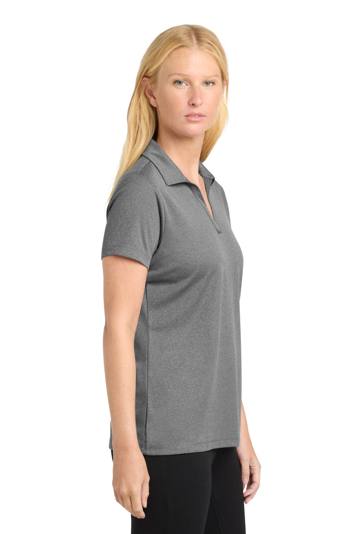 Polo PosiCharge Performance para mujer - Everhome Suites